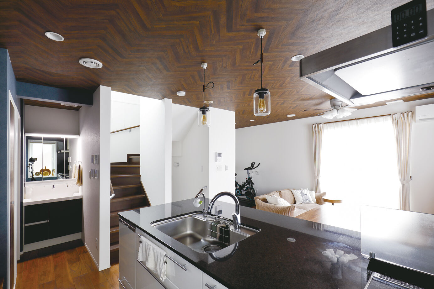 一条工務店 つながりを感じつつ、プライベート空間もある3 階建ての建築実例画像3