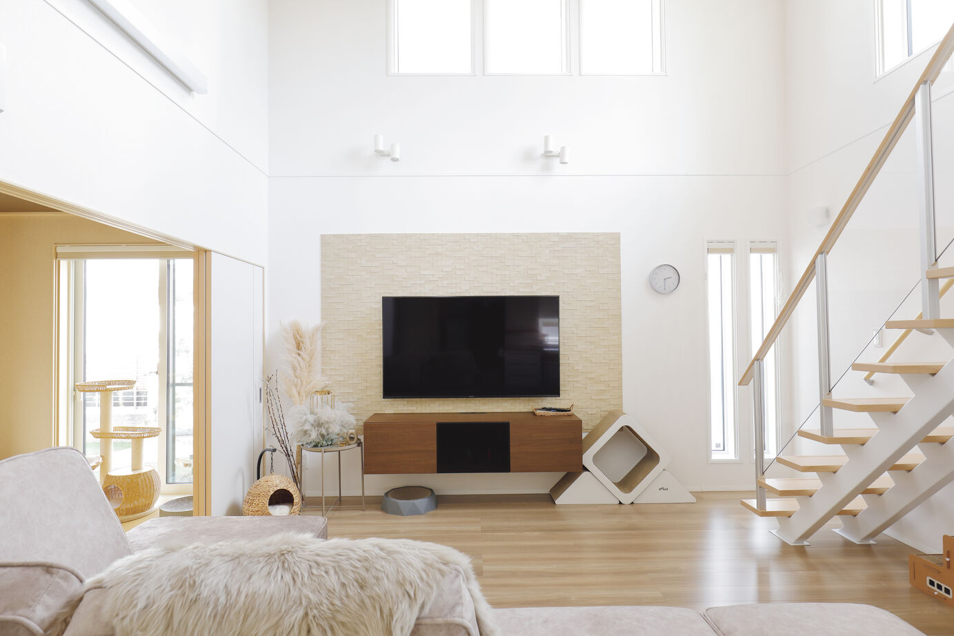 一条工務店 猫もよろこぶ暖かさ。大きな吹き抜けのある開放的な住まいの建築実例画像2