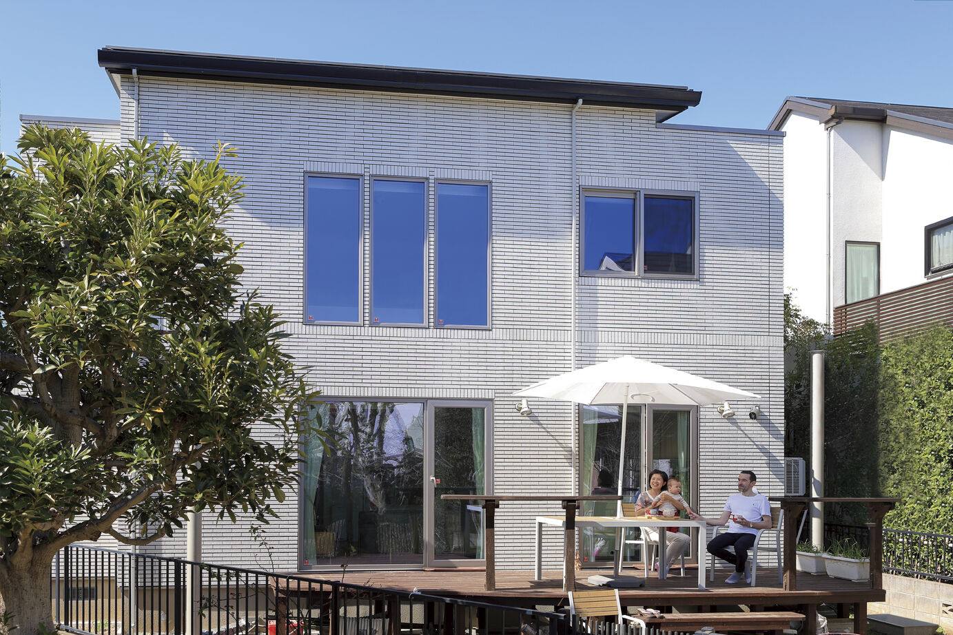 一条工務店 開放感たっぷり。気分もパッと明るくなる、赤キッチンの家。の建築実例画像2