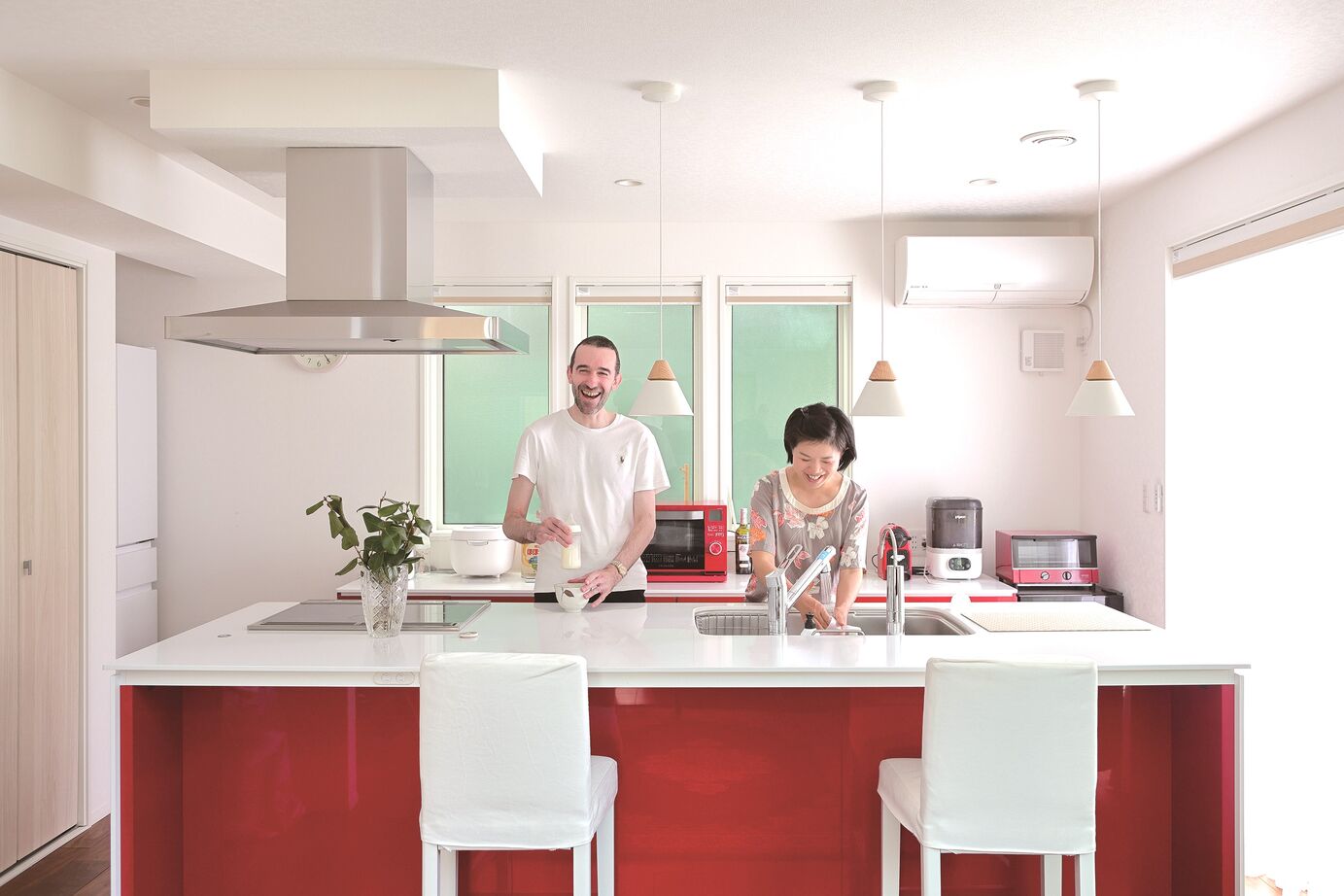 一条工務店 開放感たっぷり。気分もパッと明るくなる、赤キッチンの家。の建築実例画像4
