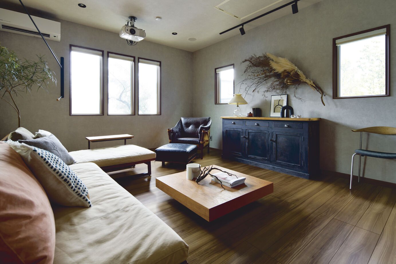 一条工務店 落ち着きのある、ダークなインテリアの建築実例画像2