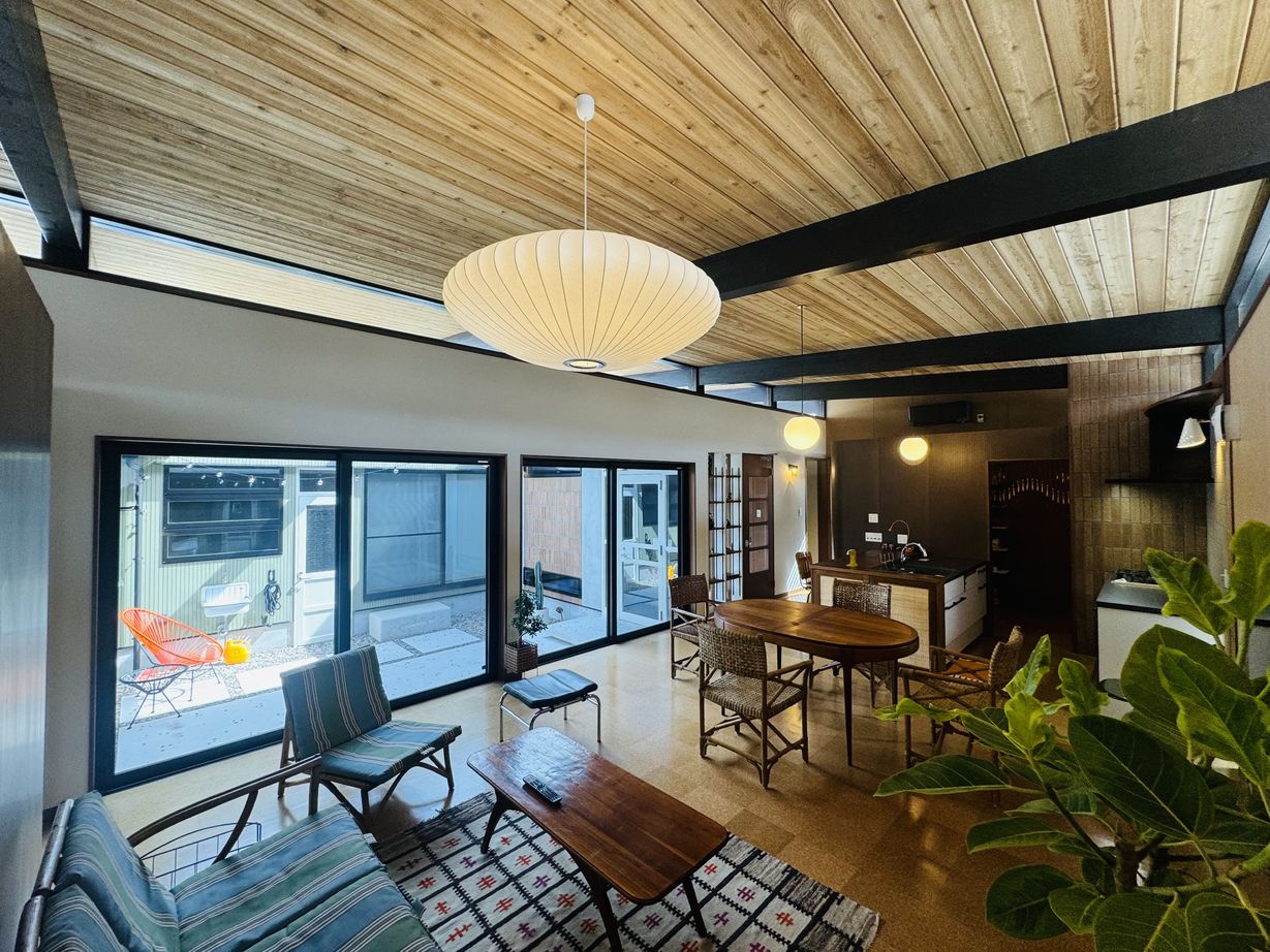 あおぞら工務店（アオゾラコウムテン一級建築士事務所） 【42坪/4000万円台/間取り図有】中庭を中心とした、ミッドセンチュリーモダンスタイルなコの字の平屋の建築実例画像3