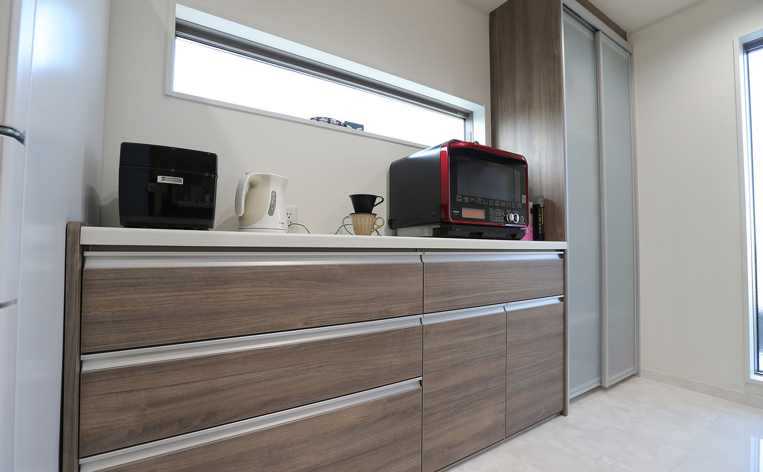 アイダ設計 【間取り図有/30坪台/吹抜け/オール電化】こだわりのキッチン・独創的で開放的なリビングの建築実例画像8