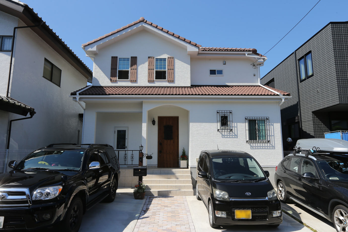 アイダ設計 【間取り図有/30坪台/広々リビング】家族の理想がつまった、趣味を楽しむ南欧風の家の建築実例画像2