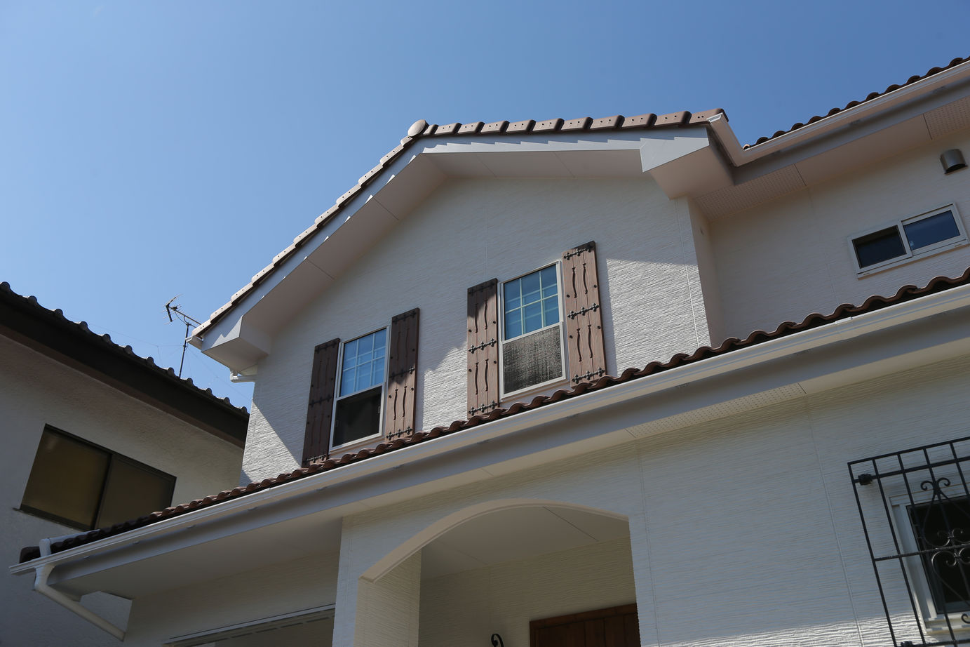 アイダ設計 【間取り図有/30坪台/広々リビング】家族の理想がつまった、趣味を楽しむ南欧風の家の建築実例画像3