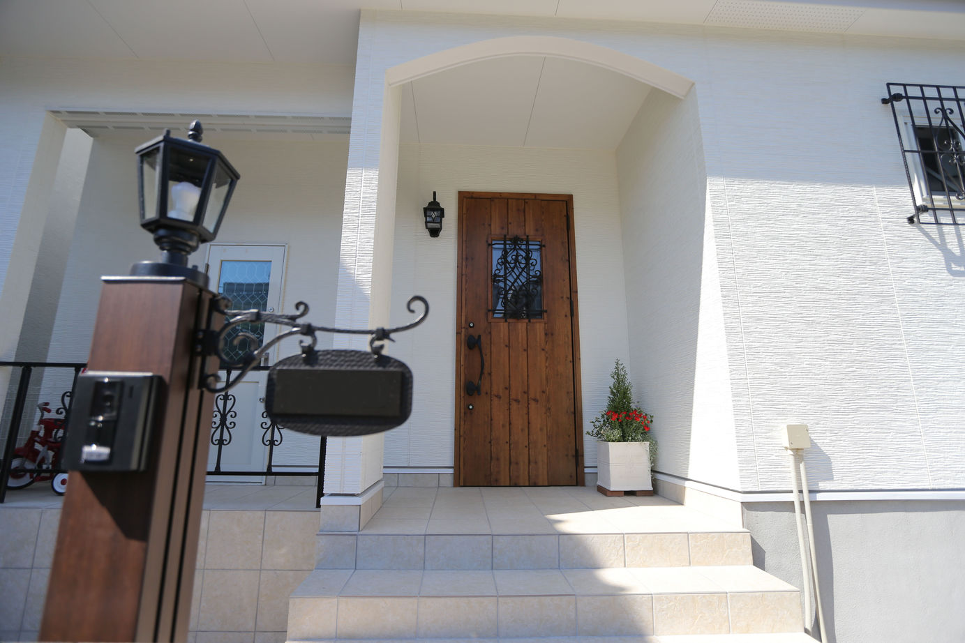 アイダ設計 【間取り図有/30坪台/広々リビング】家族の理想がつまった、趣味を楽しむ南欧風の家の建築実例画像4