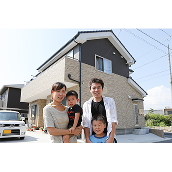 アイダ設計 【30坪台/オール電化/太陽光発電/車4台分】洗車ができる広さの駐車スペースに満足！予算内で設備も納得の家の建築実例画像1