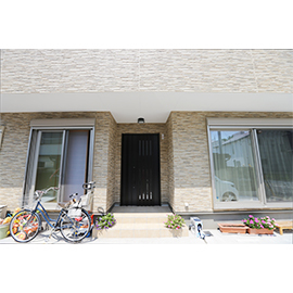 アイダ設計 【30坪台/オール電化/太陽光発電/車4台分】洗車ができる広さの駐車スペースに満足！予算内で設備も納得の家の建築実例画像2