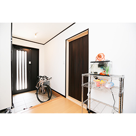 アイダ設計 【30坪台/オール電化/太陽光発電/車4台分】洗車ができる広さの駐車スペースに満足！予算内で設備も納得の家の建築実例画像3