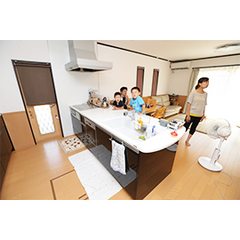 アイダ設計 【30坪台/オール電化/太陽光発電/車4台分】洗車ができる広さの駐車スペースに満足！予算内で設備も納得の家の建築実例画像4