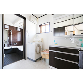 アイダ設計 【30坪台/オール電化/太陽光発電/車4台分】洗車ができる広さの駐車スペースに満足！予算内で設備も納得の家の建築実例画像6