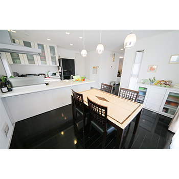 アイダ設計 【50坪台/アイランドキッチン/収納充実】モダンな雰囲気にこだわったモノトーンの注文住宅の建築実例画像1