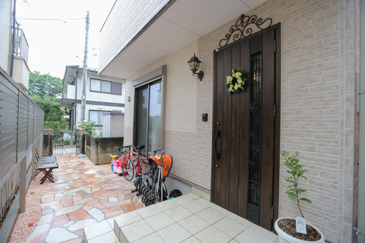 アイダ設計 【間取り図有/30坪台/3LDK/リビングイン階段】イタリア家具や照明に合わせた便利な自家発電機能のある家の建築実例画像3