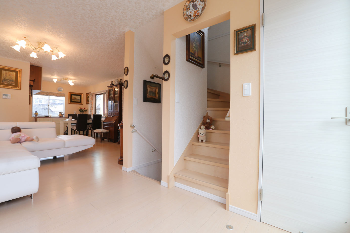 アイダ設計 【間取り図有/30坪台/3LDK/リビングイン階段】イタリア家具や照明に合わせた便利な自家発電機能のある家の建築実例画像7