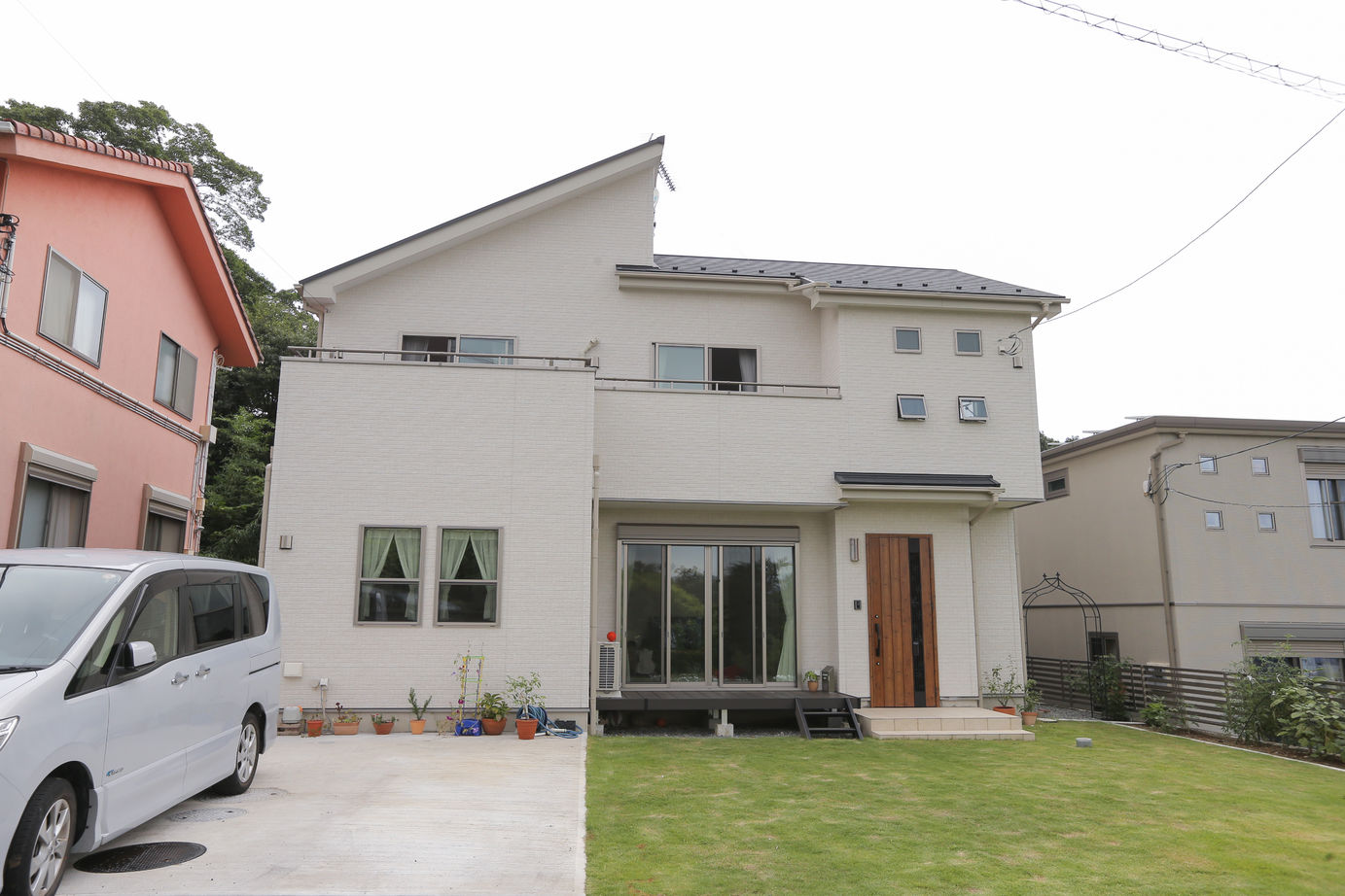 アイダ設計 【間取り図有/30坪台/ウッドデッキ】価格と間取りのバランスに驚き　趣味のバラを愛でられる庭のある家の建築実例画像2