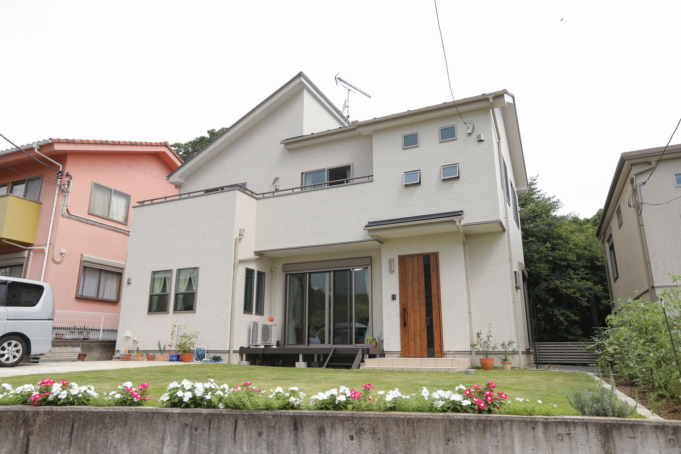 アイダ設計 【間取り図有/30坪台/ウッドデッキ】価格と間取りのバランスに驚き　趣味のバラを愛でられる庭のある家の建築実例画像3