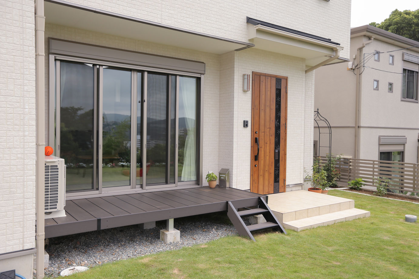 アイダ設計 【間取り図有/30坪台/ウッドデッキ】価格と間取りのバランスに驚き　趣味のバラを愛でられる庭のある家の建築実例画像4