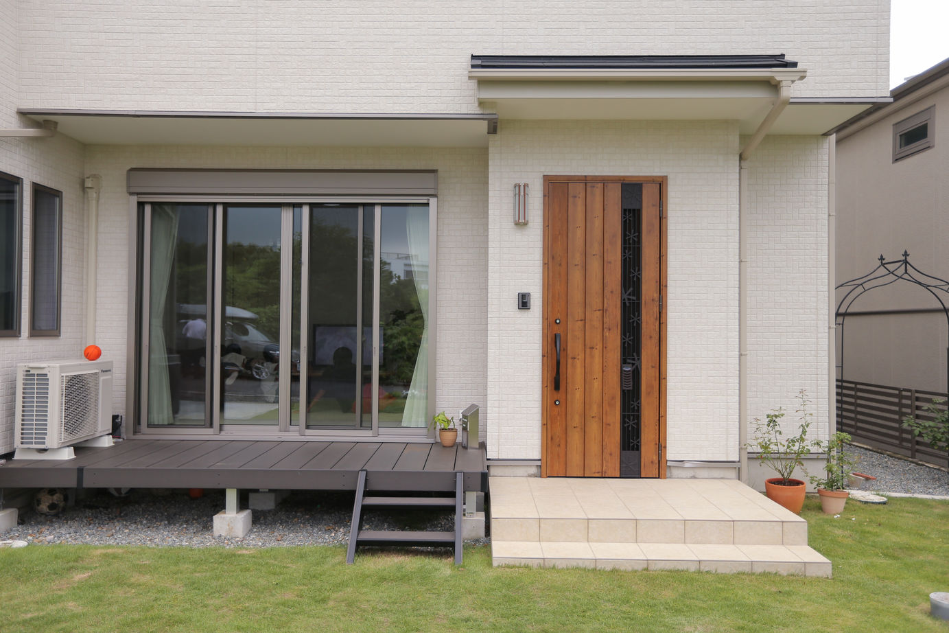 アイダ設計 【間取り図有/30坪台/ウッドデッキ】価格と間取りのバランスに驚き　趣味のバラを愛でられる庭のある家の建築実例画像5