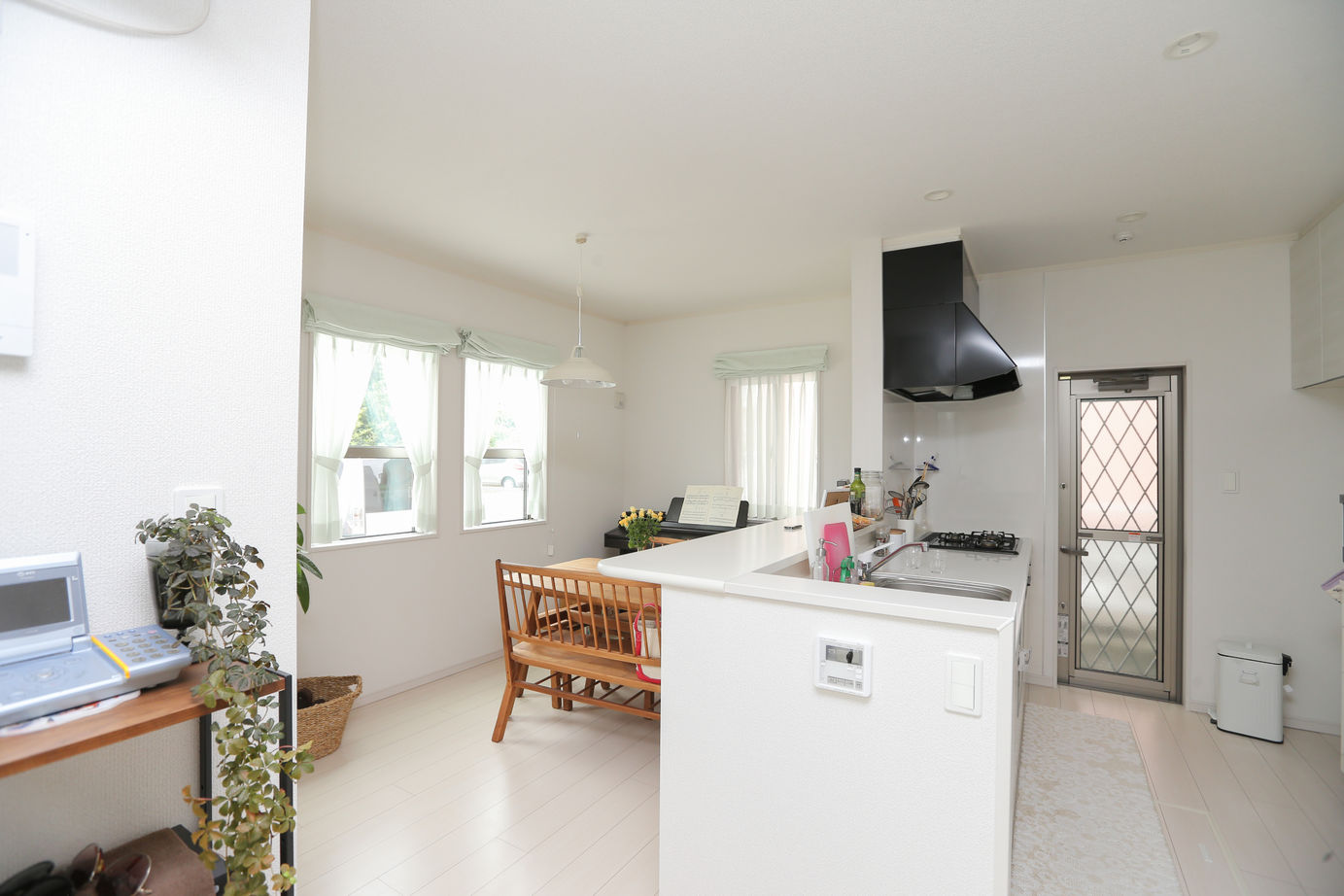 アイダ設計 【間取り図有/30坪台/ウッドデッキ】価格と間取りのバランスに驚き　趣味のバラを愛でられる庭のある家の建築実例画像9