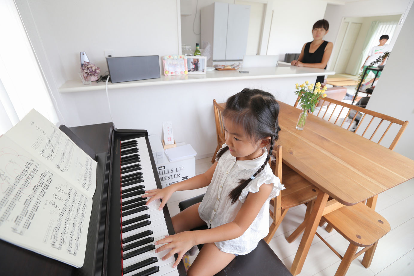 アイダ設計 【間取り図有/30坪台/ウッドデッキ】価格と間取りのバランスに驚き　趣味のバラを愛でられる庭のある家の建築実例画像11