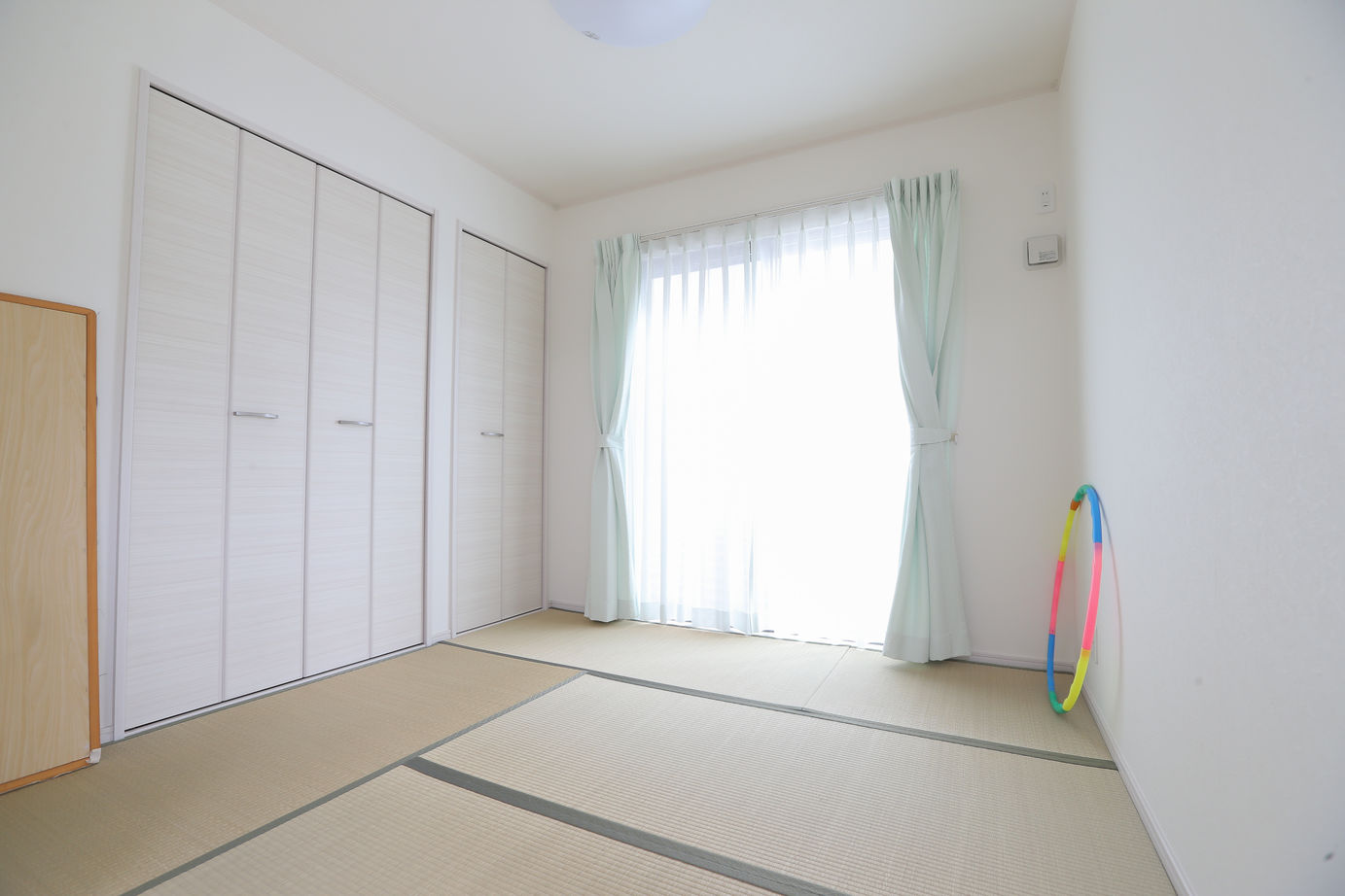 アイダ設計 【間取り図有/30坪台/ウッドデッキ】価格と間取りのバランスに驚き　趣味のバラを愛でられる庭のある家の建築実例画像12