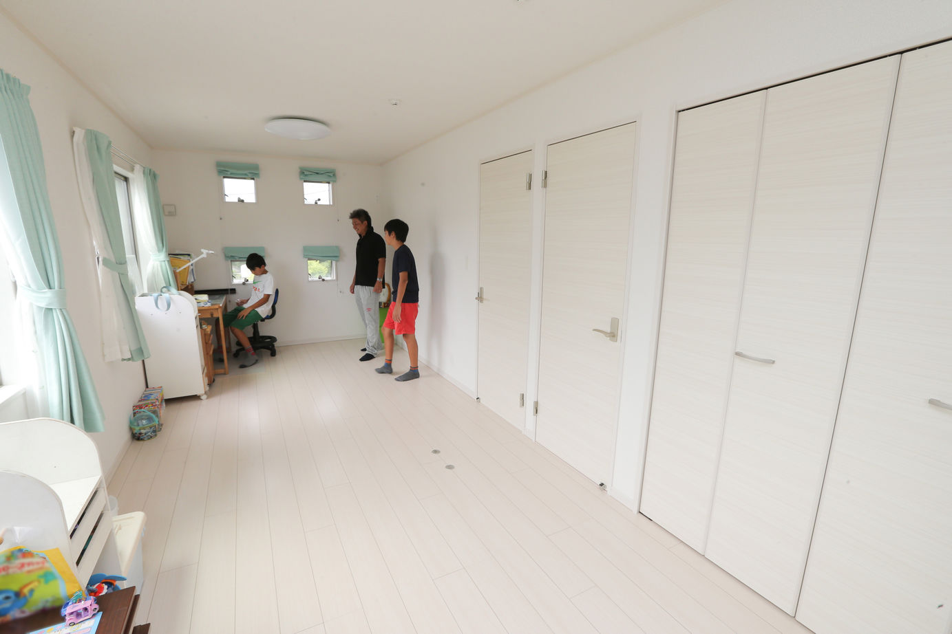 アイダ設計 【間取り図有/30坪台/ウッドデッキ】価格と間取りのバランスに驚き　趣味のバラを愛でられる庭のある家の建築実例画像18