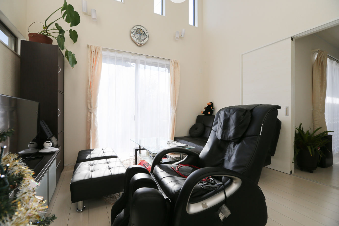 アイダ設計 【太陽光パネル/30坪台/吹き抜け/間取り図】ダイニングから広がるウッドデッキで遊び心のある住まいの建築実例画像5