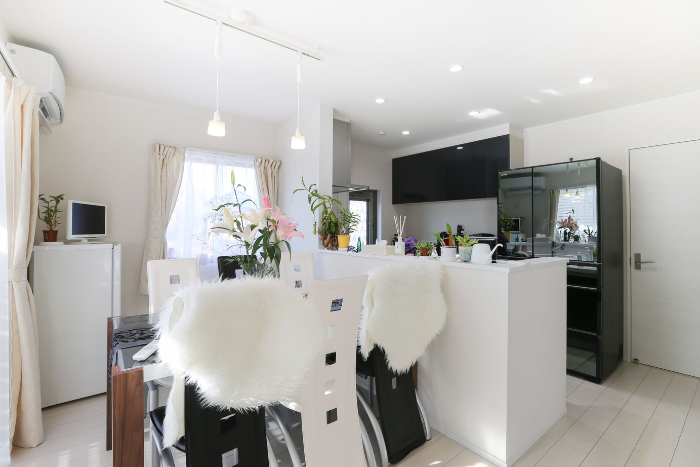 アイダ設計 【太陽光パネル/30坪台/吹き抜け/間取り図】ダイニングから広がるウッドデッキで遊び心のある住まいの建築実例画像7