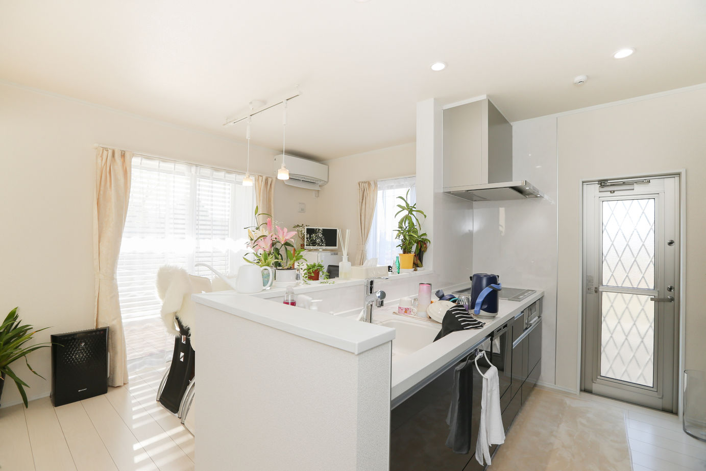 アイダ設計 【太陽光パネル/30坪台/吹き抜け/間取り図】ダイニングから広がるウッドデッキで遊び心のある住まいの建築実例画像9