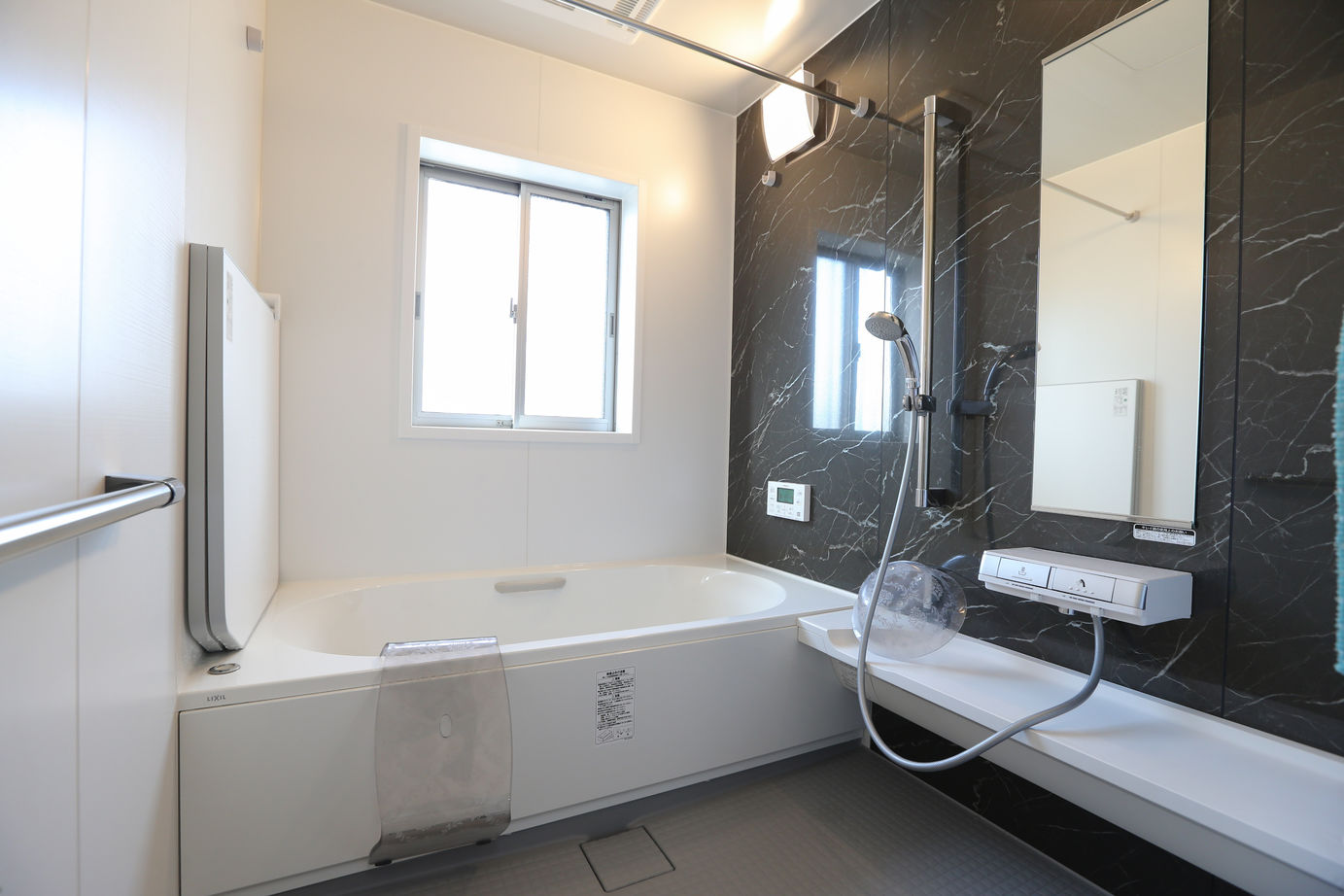 アイダ設計 【太陽光パネル/30坪台/吹き抜け/間取り図】ダイニングから広がるウッドデッキで遊び心のある住まいの建築実例画像10