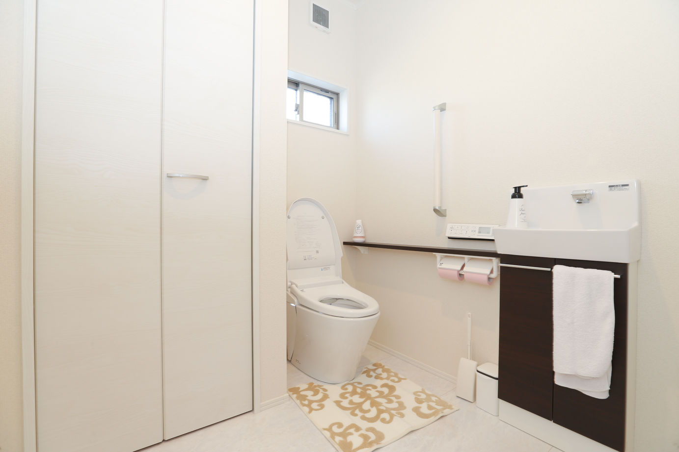 アイダ設計 【太陽光パネル/30坪台/吹き抜け/間取り図】ダイニングから広がるウッドデッキで遊び心のある住まいの建築実例画像12