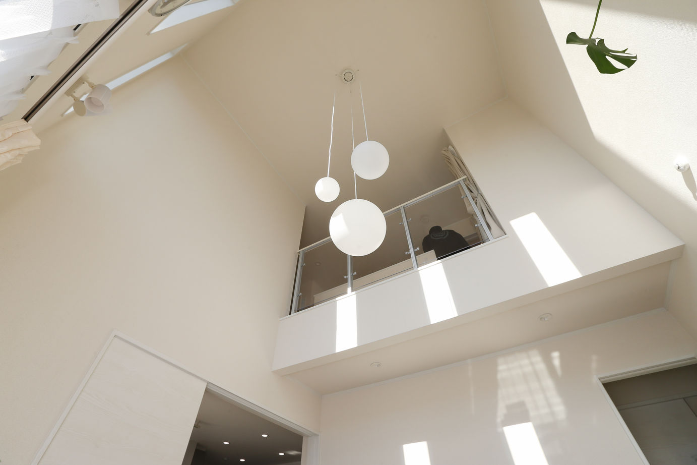 アイダ設計 【太陽光パネル/30坪台/吹き抜け/間取り図】ダイニングから広がるウッドデッキで遊び心のある住まいの建築実例画像17