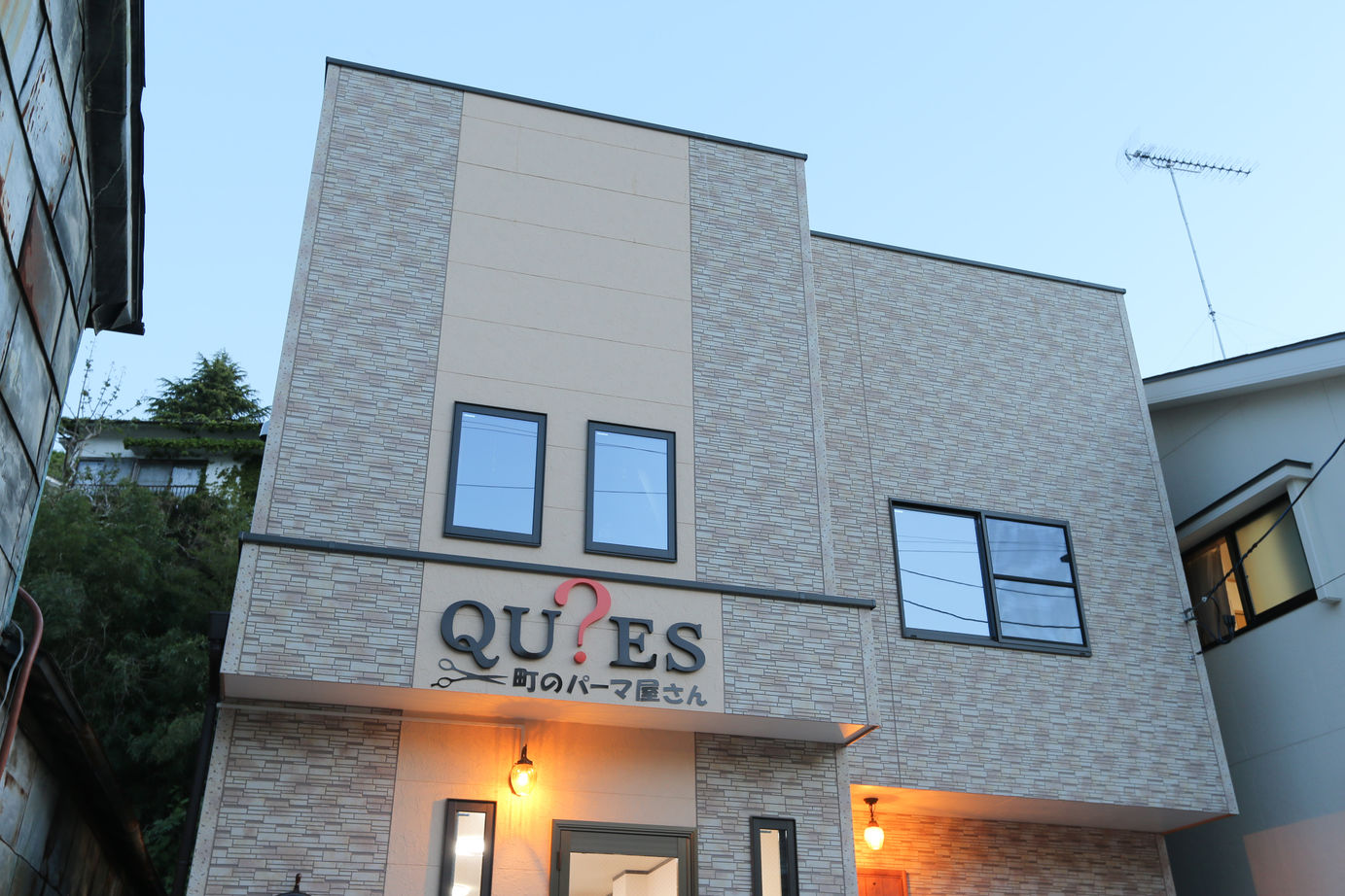 アイダ設計 【間取り図有/20坪台/耐震/美容室】モダンな雰囲気のおしゃれな店舗併用住宅の建築実例画像3