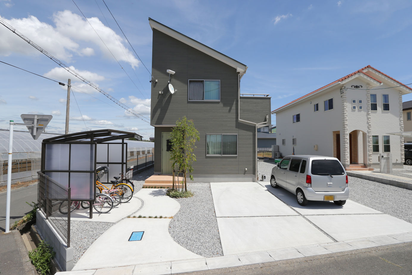 アイダ設計 【間取り図有/30坪台/4LDK/小屋裏収納】続きバルコニーで布団干しも便利！担当と安心して建てる注文住宅の建築実例画像1