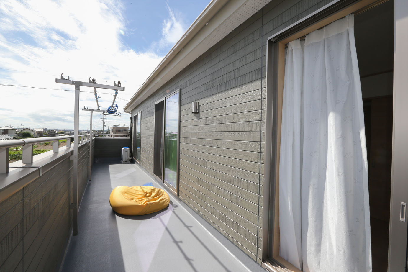 アイダ設計 【間取り図有/30坪台/4LDK/小屋裏収納】続きバルコニーで布団干しも便利！担当と安心して建てる注文住宅の建築実例画像2