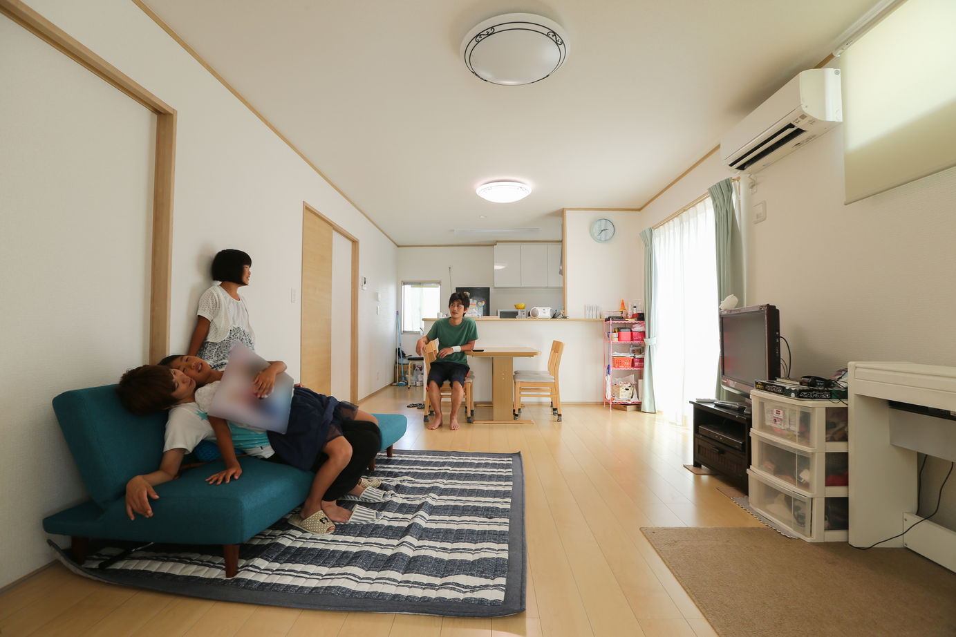 アイダ設計 【間取り図有/30坪台/4LDK/小屋裏収納】続きバルコニーで布団干しも便利！担当と安心して建てる注文住宅の建築実例画像3