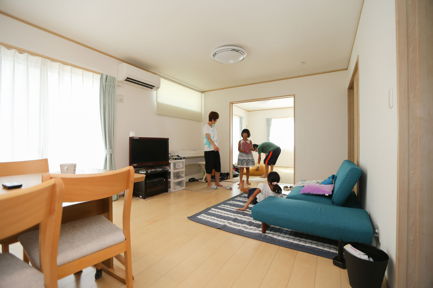 アイダ設計 【間取り図有/30坪台/4LDK/小屋裏収納】続きバルコニーで布団干しも便利！担当と安心して建てる注文住宅の建築実例画像4