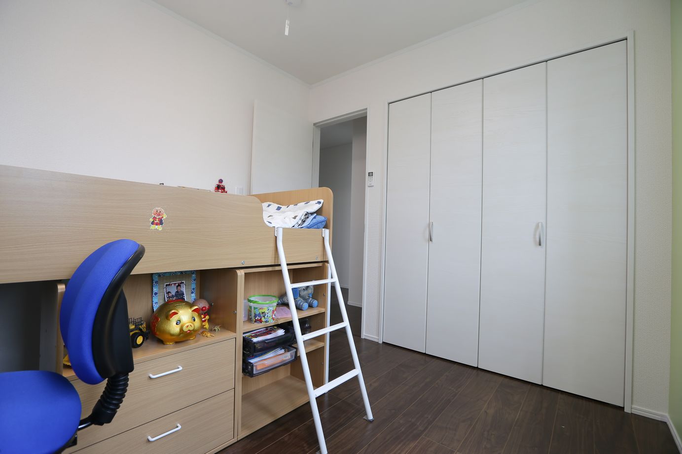 アイダ設計 【間取り図有/30坪台/ウッドデッキ/5LDK＋小屋裏収納】子どもたちの成長を視野に入れた収納十分な横長の家の建築実例画像17