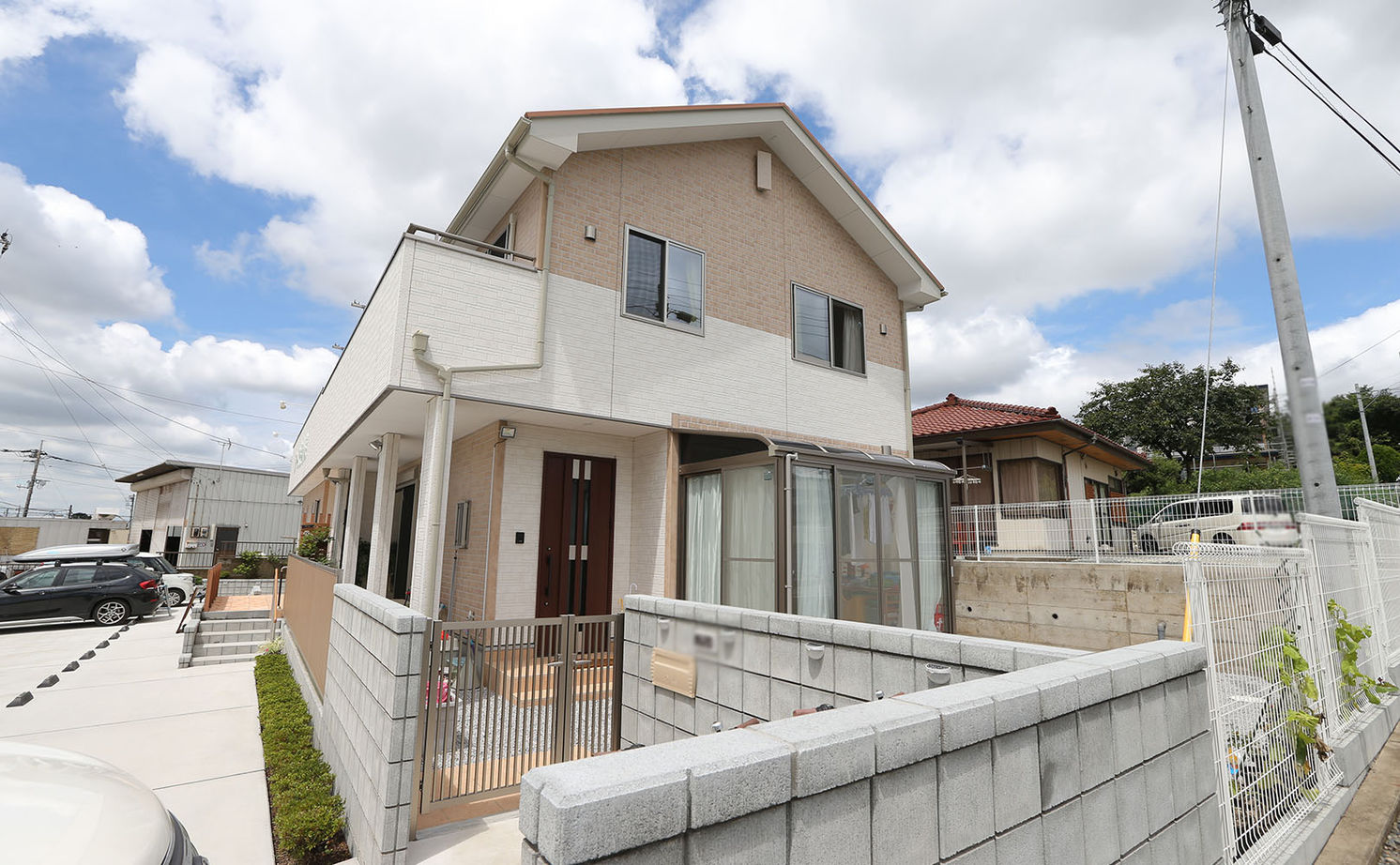 アイダ設計 【間取り図有/店舗併用/50坪台/収納充実】玄関収納が大きくスッキリ広々、オシャレなアクセントクロスの建築実例画像2