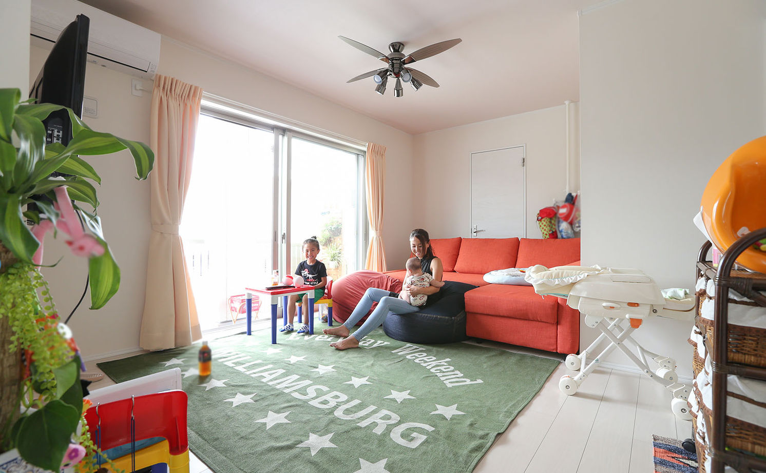 アイダ設計 【間取り図有/店舗併用/50坪台/収納充実】玄関収納が大きくスッキリ広々、オシャレなアクセントクロスの建築実例画像3