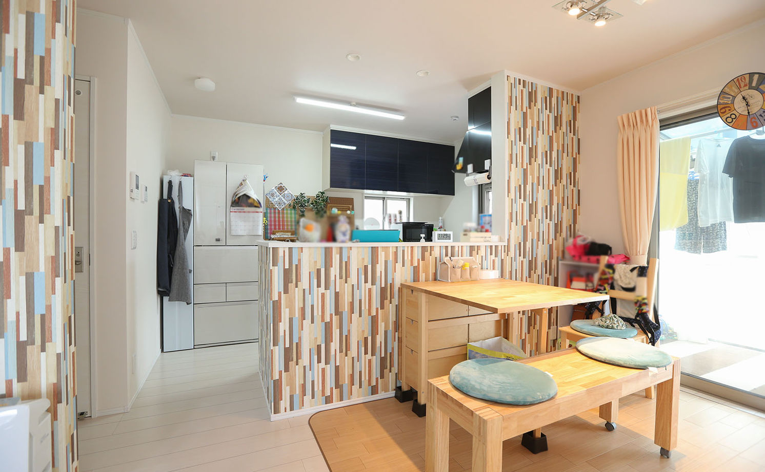 アイダ設計 【間取り図有/店舗併用/50坪台/収納充実】玄関収納が大きくスッキリ広々、オシャレなアクセントクロスの建築実例画像4