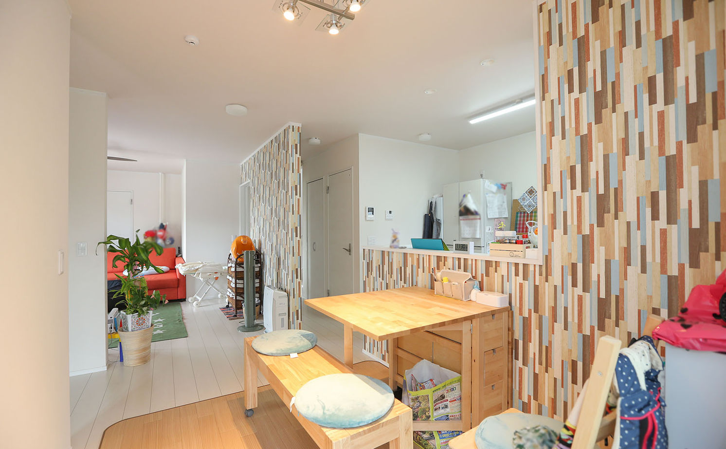 アイダ設計 【間取り図有/店舗併用/50坪台/収納充実】玄関収納が大きくスッキリ広々、オシャレなアクセントクロスの建築実例画像5