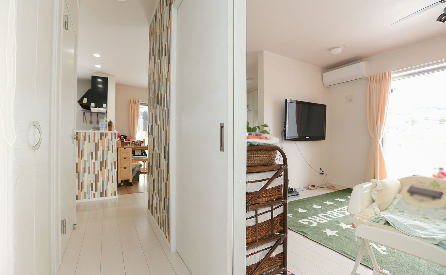 アイダ設計 【間取り図有/店舗併用/50坪台/収納充実】玄関収納が大きくスッキリ広々、オシャレなアクセントクロスの建築実例画像6