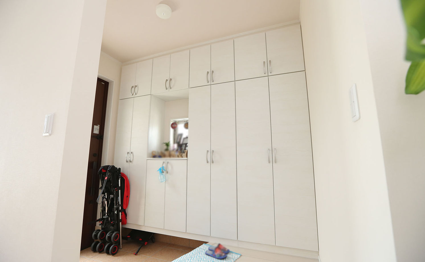 アイダ設計 【間取り図有/店舗併用/50坪台/収納充実】玄関収納が大きくスッキリ広々、オシャレなアクセントクロスの建築実例画像7