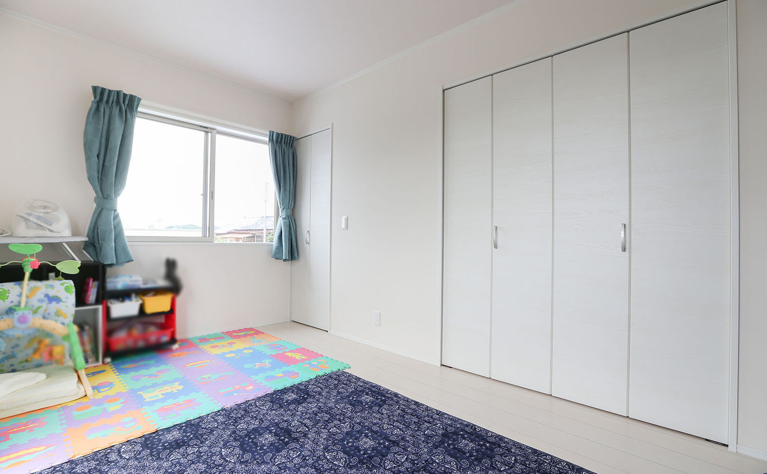 アイダ設計 【間取り図有/店舗併用/50坪台/収納充実】玄関収納が大きくスッキリ広々、オシャレなアクセントクロスの建築実例画像8