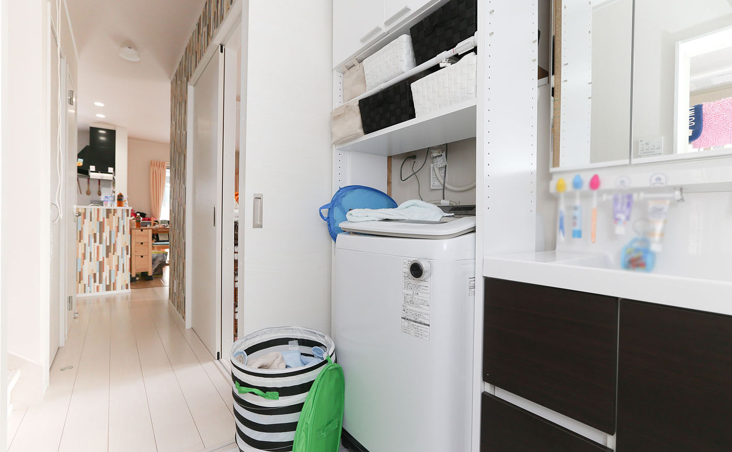 アイダ設計 【間取り図有/店舗併用/50坪台/収納充実】玄関収納が大きくスッキリ広々、オシャレなアクセントクロスの建築実例画像10