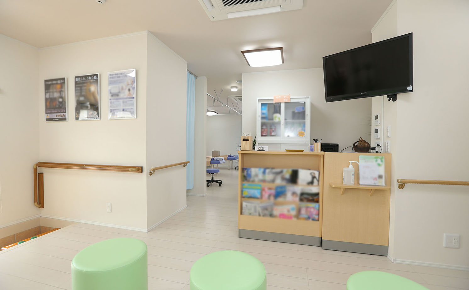 アイダ設計 【間取り図有/店舗併用/50坪台/収納充実】玄関収納が大きくスッキリ広々、オシャレなアクセントクロスの建築実例画像11