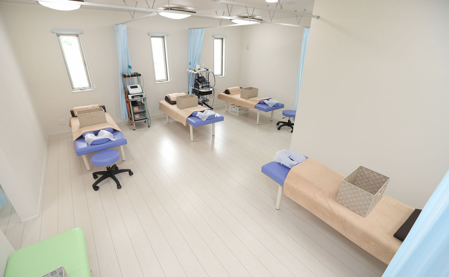 アイダ設計 【間取り図有/店舗併用/50坪台/収納充実】玄関収納が大きくスッキリ広々、オシャレなアクセントクロスの建築実例画像12