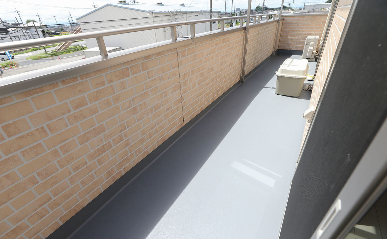 アイダ設計 【間取り図有/店舗併用/50坪台/収納充実】玄関収納が大きくスッキリ広々、オシャレなアクセントクロスの建築実例画像13