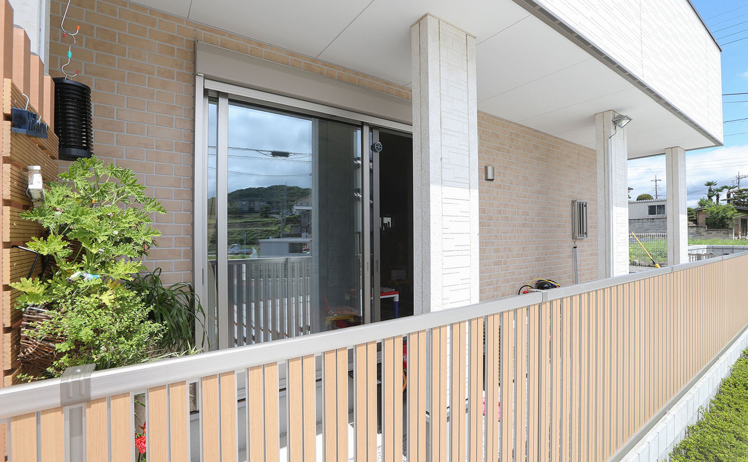 アイダ設計 【間取り図有/店舗併用/50坪台/収納充実】玄関収納が大きくスッキリ広々、オシャレなアクセントクロスの建築実例画像14